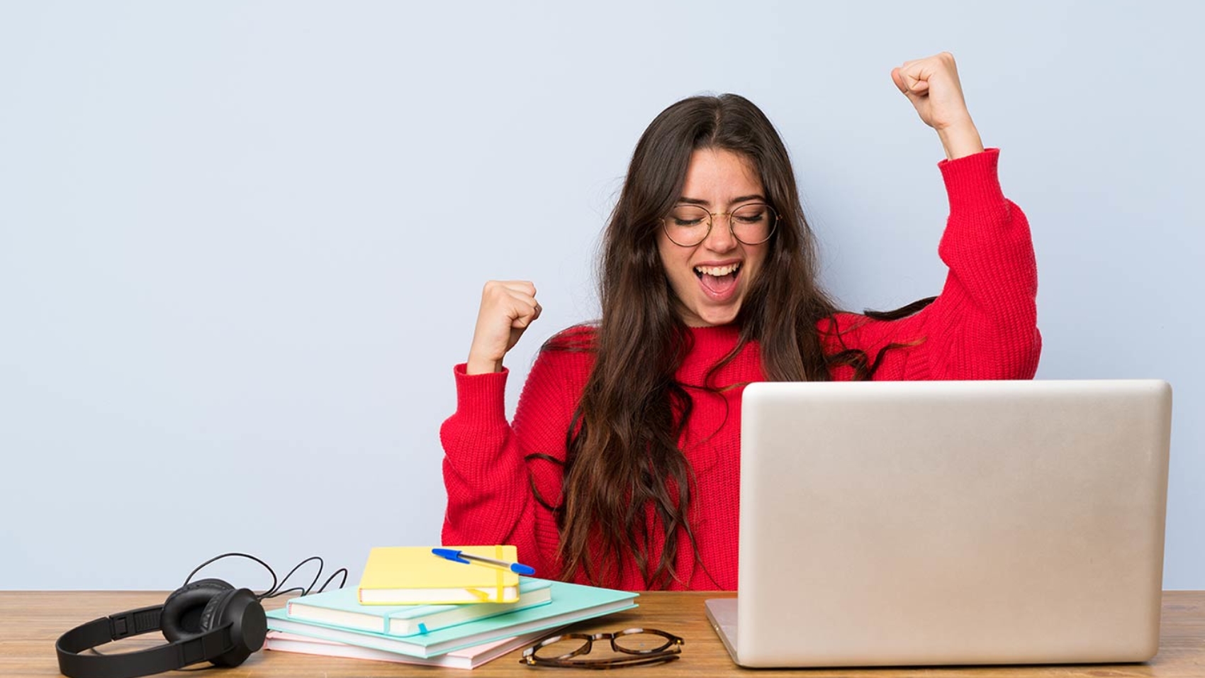 Mujer desarrolla una estrategia para blog con éxito